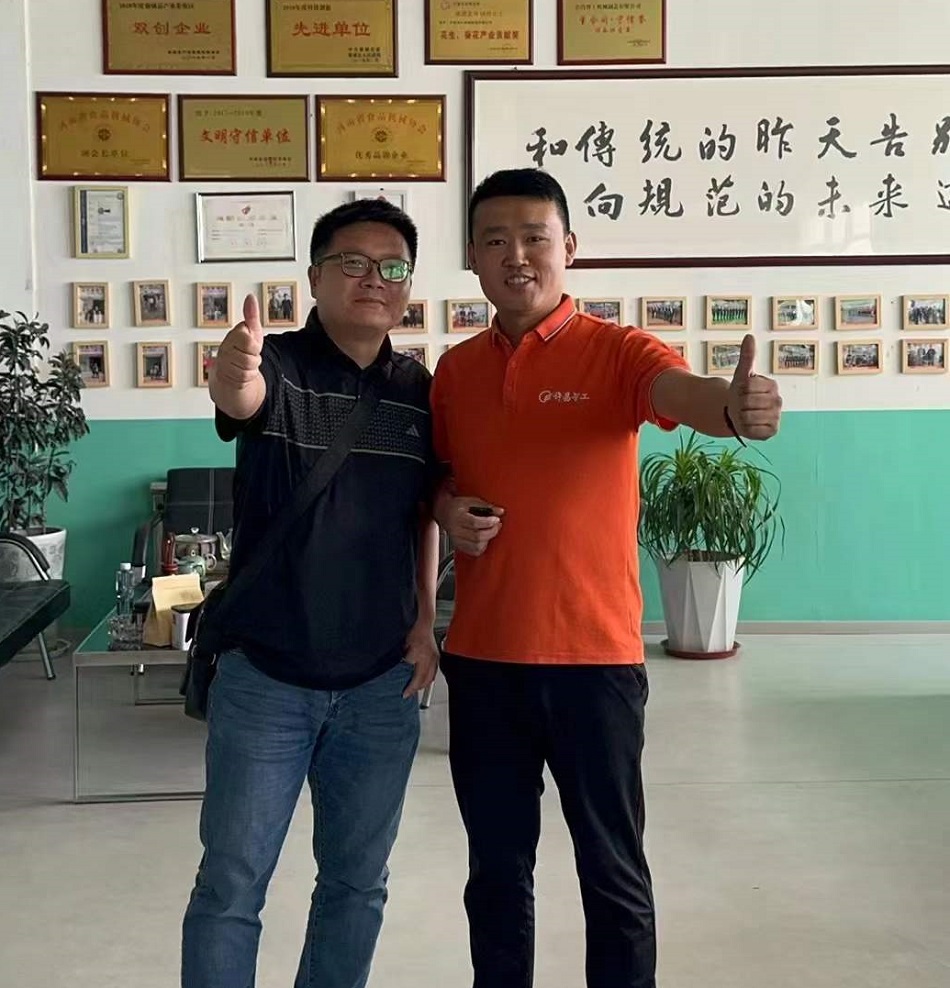 湖北客戶考察許昌智工中小型電磁炒貨機(jī)現(xiàn)場(chǎng)訂購 湖北客戶考察許昌智工中小型電磁炒貨機(jī)現(xiàn)場(chǎng)訂購